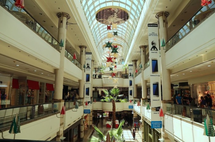 Millonario robo afecta a mall de Las Condes: así realizaron el violento asalto