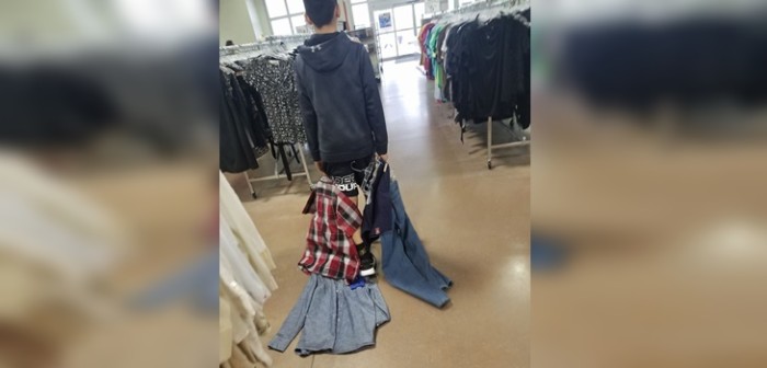 Madre da notable lección a su hijo que se burló de compañeros que no tenían ropa de marca