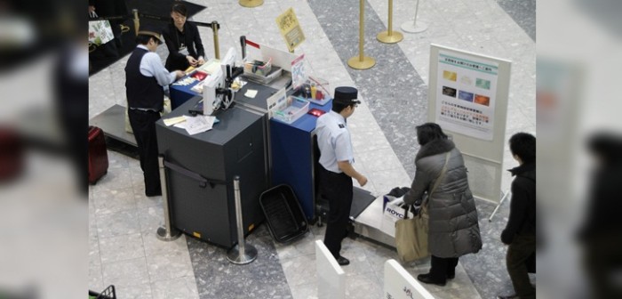 Inocente detalle en la maleta de una abuelita desató el caos en un aeropuerto