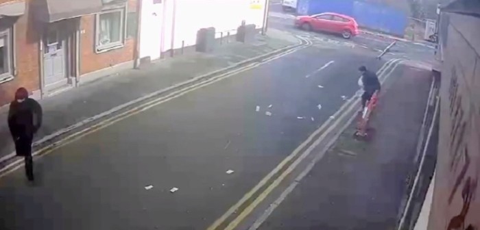 Víctima del karma: ráfaga de viento le quitó a ladrón el dinero que recién había robado