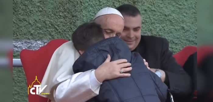 Niño le pregunta al Papa si su padre ateo se fue al cielo: su respuesta conmovió a todos