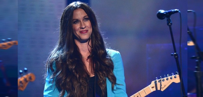 Alanis Morissette estrenó radical cambio de look a sus 43 años: luce muy distinta