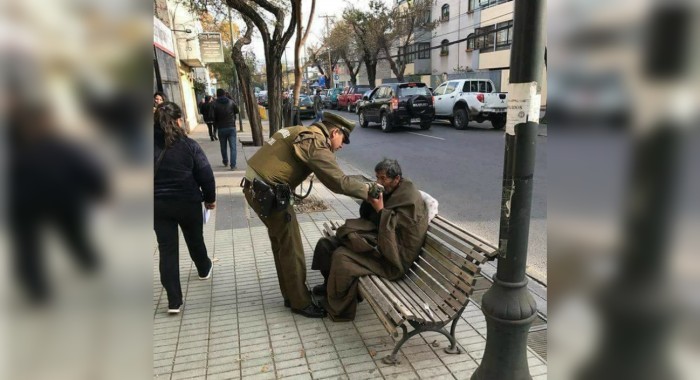 Carabinero sacó aplausos por este admirable gesto con hombre en situación de calle