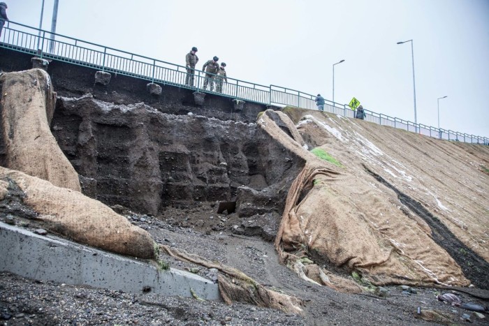 Intensas lluvias provocaron socavón en puente recién inaugurado en Punta Arenas