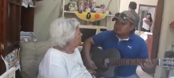 Nieto intentó cantarle 'Recuérdame' a su abuelita: ella reaccionó con notable pedido
