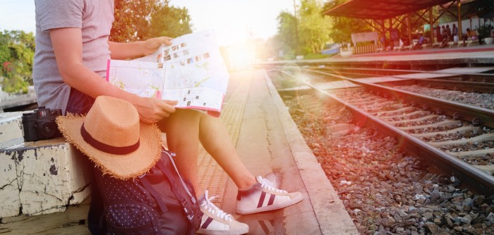 Aerolínea ofrece millonario sueldo a una pareja para viajar por el mundo: esto debes hacer