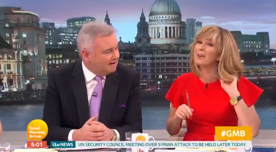 La vergüenza de su vida: animadora sacó extraño objeto de su cabello en plena transmisión