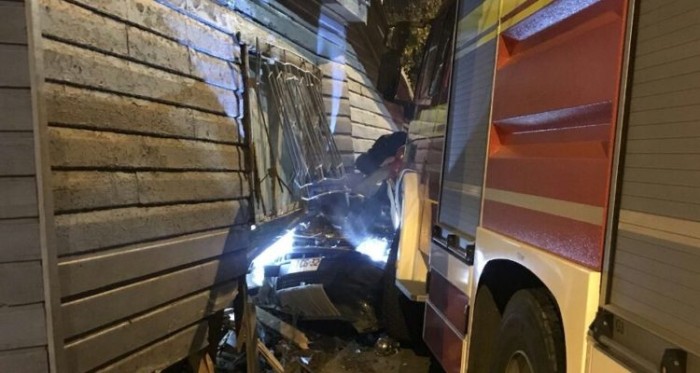 Auto quedó incrustado en una casa tras colisión con carro Bomba que iba a una emergencia