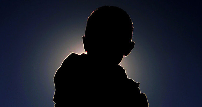 Menor de 2 años es encontrado golpeado y amarrado de pies y manos en comuna de Santiago