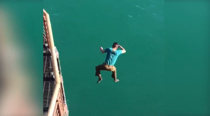 Captan momento en que heroico carabinero se lanza al mar para salvar a una mujer