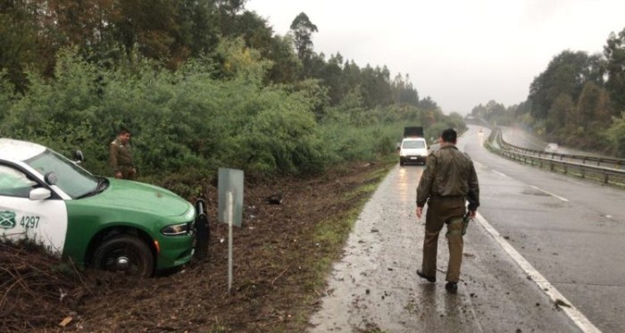 Carabinero quedó lesionado luego de que la patrulla en que viajaba chocara con señalética