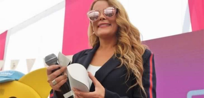 En problemas: denuncian a Cathy Barriga de favorecer a empresa de lentes que promociona en redes