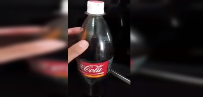 Desagradable sorpresa: sujeto compró botella de Coca Cola y encontró ratón en su interior