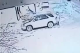 Impactante: hombre atropella a anciana 3 veces y se va como si nada