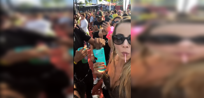 Joven logra captar el momento exacto en el que un sujeto intentó drogarla en un concierto
