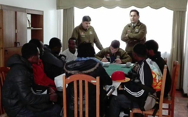 Descubren a haitianos durmiendo en camas de palo y tomando agua de río Natales
