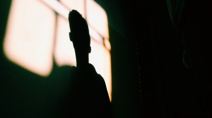 Misterio: grave permanece joven encontrado en su pieza con un golpe en la cabeza