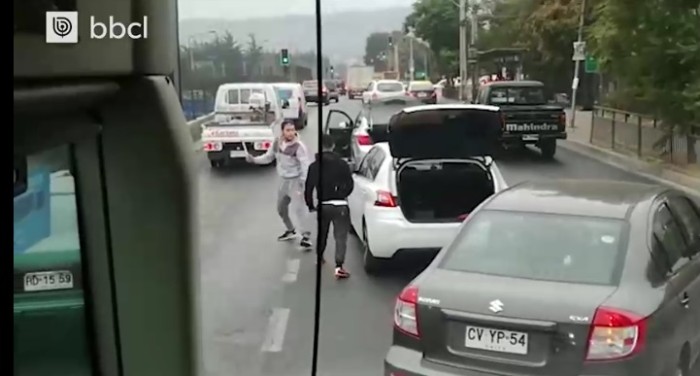 Violento: video registra pelea a golpes entre dos conductores en pleno Américo Vespucio