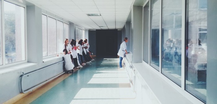 Joven dio a luz a hijo fallecido sola en cama de hospital: acusa que le negaron aborto