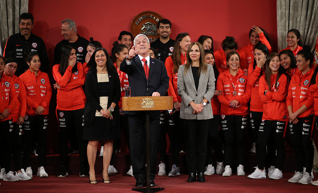 El fail de Piñera en homenaje a la Roja femenina: confundió a futbolista con Rubén Campos