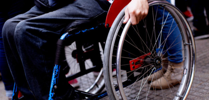 Hombre en silla de ruedas fue aplastado por ascensor inclusivo: transeúntes ayudaron