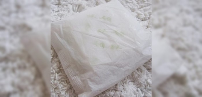 Todo por toallas higiénicas: el humillante reto a joven en su trabajo y que todos repudian