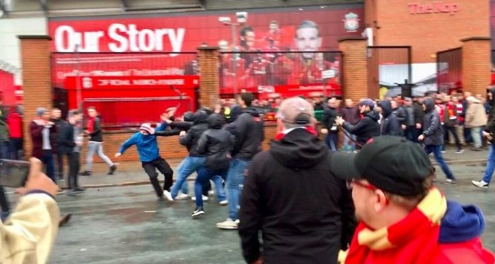 Hincha de Liverpool quedó en 'estado crítico' tras recibir paliza de fanáticos de la Roma