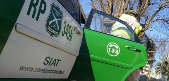 Auto cayó a ribera del Mapocho por no respetar luz roja: ciclista curioso terminó igual