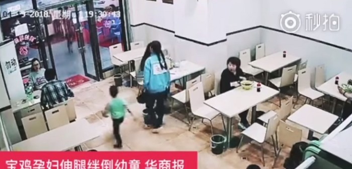 ¿Mucho? Embarazada no aguantó que niño la golpeara sin querer y se vengó de dolorosa forma