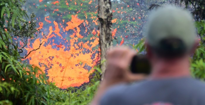 Impactantes imágenes de erupción de volcán en Hawái: lava llegó a la calle y destruyó auto