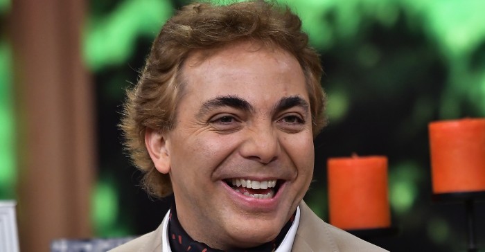 Sin pudor: Cristián Castro se quita la camisa en pleno show y deja ver sus kilos de más