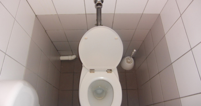 Sujeto se robó el inodoro de un McDonald's: entregó insólita explicación a la policía