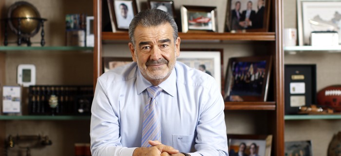 Luksic alzó la voz luego que tuitero le reclamara por despidos masivos en Canal 13