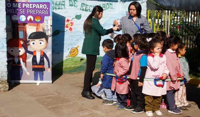 Niño de 3 años llegó “vendiendo” drogas a su jardín infantil: imitaba acción de sus padres