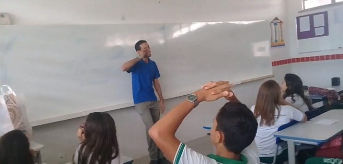 Bondadoso gesto de alumnos emocionó a profesor que llevaba meses con sueldo atrasado