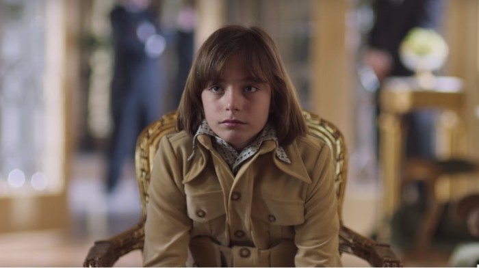 ¿Lo notaste? Feroz error en escena de serie de Luis Miguel se volvió viral en redes