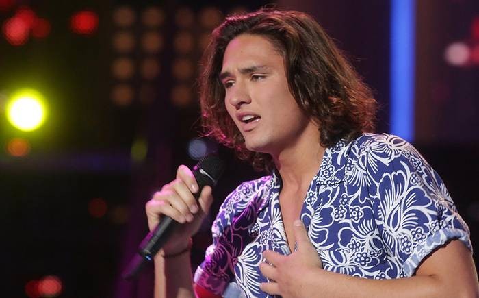 Toarii Valantin, el cantante tahitiano que sacó suspiros en primer capítulo de 'Rojo'