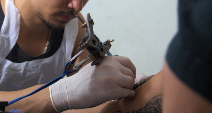 Error ortográfico en tatuaje obligó a madre sueca a cambiarle el nombre a su hijo