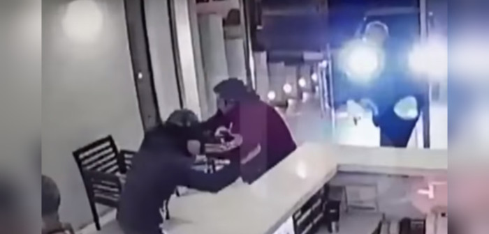 Registran brutal golpiza de taxista a joven de 21 años tras confuso incidente en Santiago