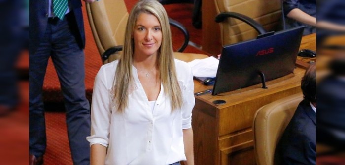 El inusual vestido de novia que lució la diputada Marcela Sabat en su pintoresca ceremonia
