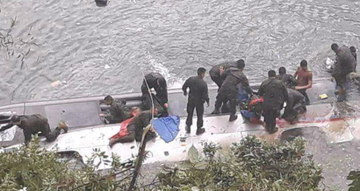 Un fallecido y varios lesionados deja volcamiento de un bus en desembocadura de Reloncaví