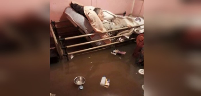 La dramática historia tras fotografía de abuelita postrada durante inundación en Tomé