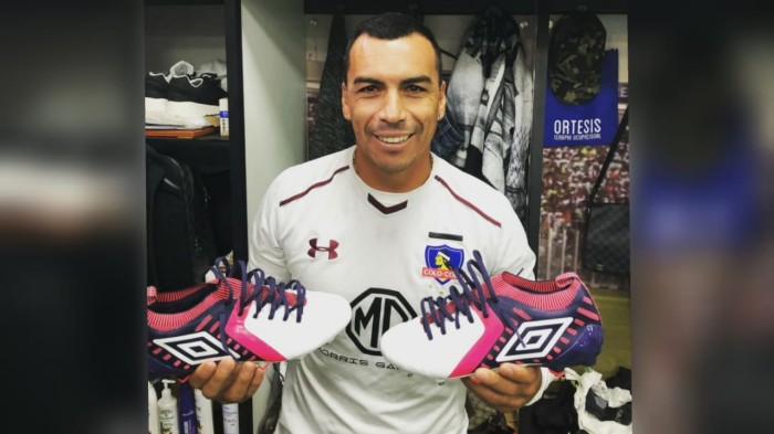 Antes muerto que sencillo: a Esteban Paredes le perfilaron cejas y le hicieron nuevo corte