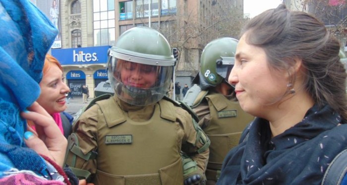 La emocionante postal que protagonizó carabinera y manifestantes de la marcha feminista