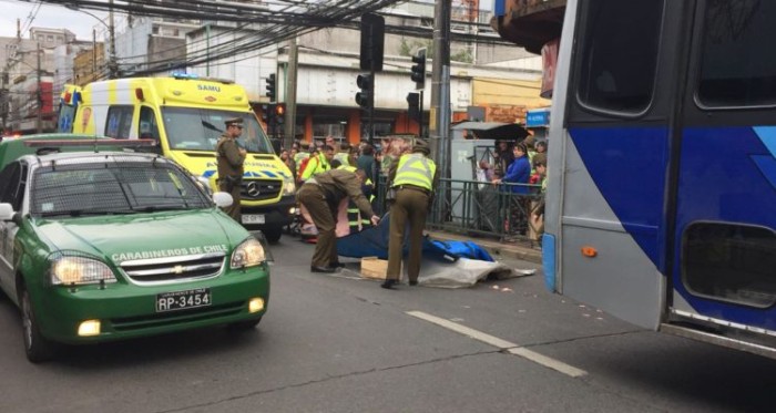 Mujer muere atropellada por microbús que viró en doble fila en Temuco: iba con su hija