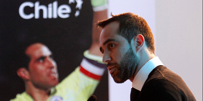 Claudio Bravo compartió imagen con divertido efecto junto a su hijo y causó risa de fans