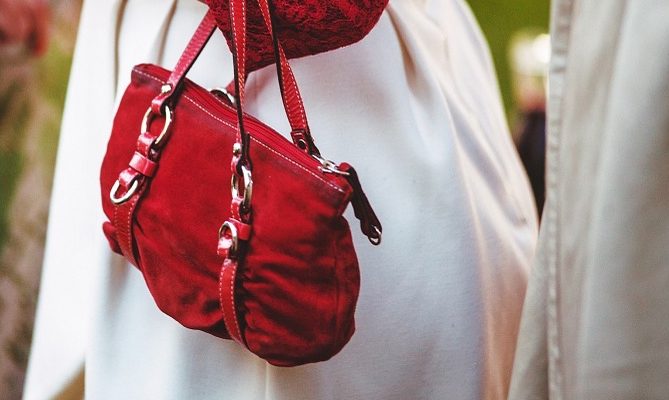 Canalla: sujeto ofreció ayuda a mujer en panne y terminó robándole su cartera en Arica