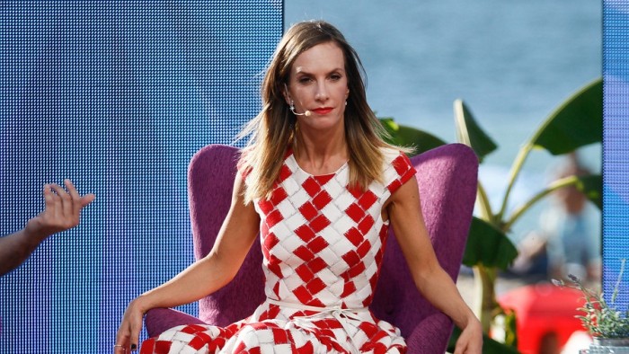 Diana Bolocco se convierte en blanco de críticas por no apoyar a Daniella Chávez