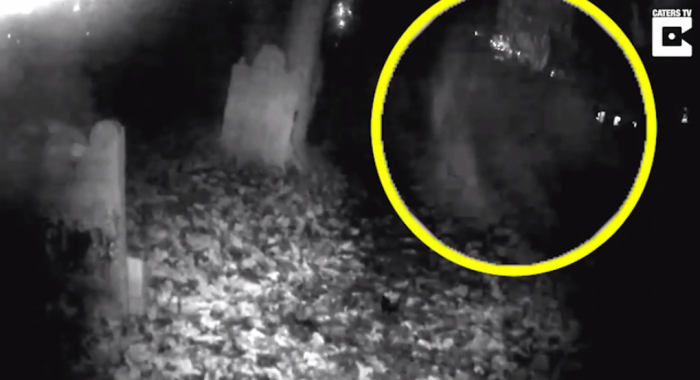 Investigador captó supuesta (y aterradora) aparición fantasmal en pleno cementerio