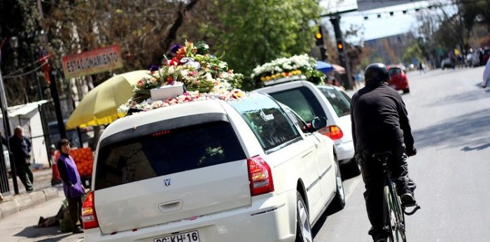 Cortejo fúnebre 'ayudó' a detener a sujetos en persecución policial: dejó un peatón herido